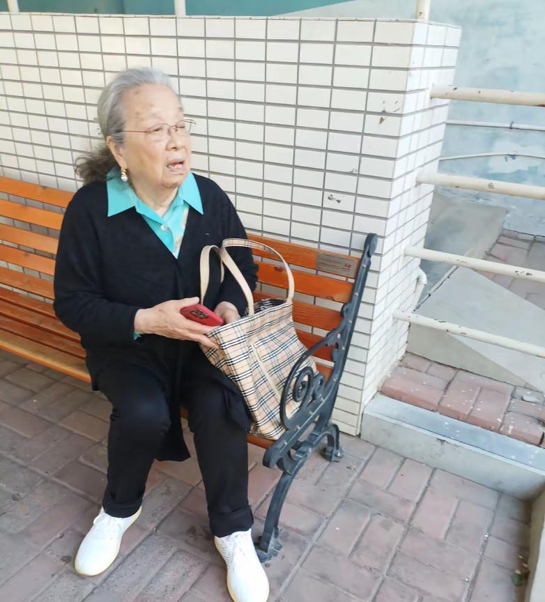 #我的宝藏兴趣#
眼前的这位长者，看起来，咋这么眼熟呢？有谁知道，她是谁呢？
她
