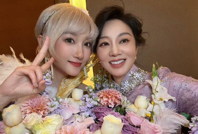 关晓彤生日获闫妮晒照祝福，《一仆二主》“母女”情谊藏不住了～
