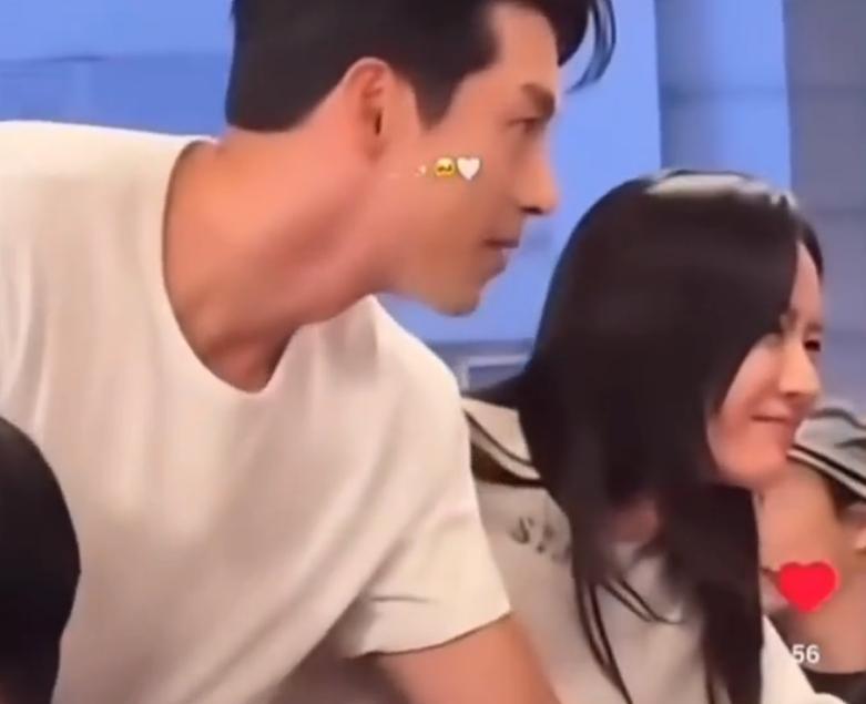 玄彬孙艺珍：只要没发福，白T就是最好的衣服。这两口子跟好友聚餐，都笑眼弯弯的，简