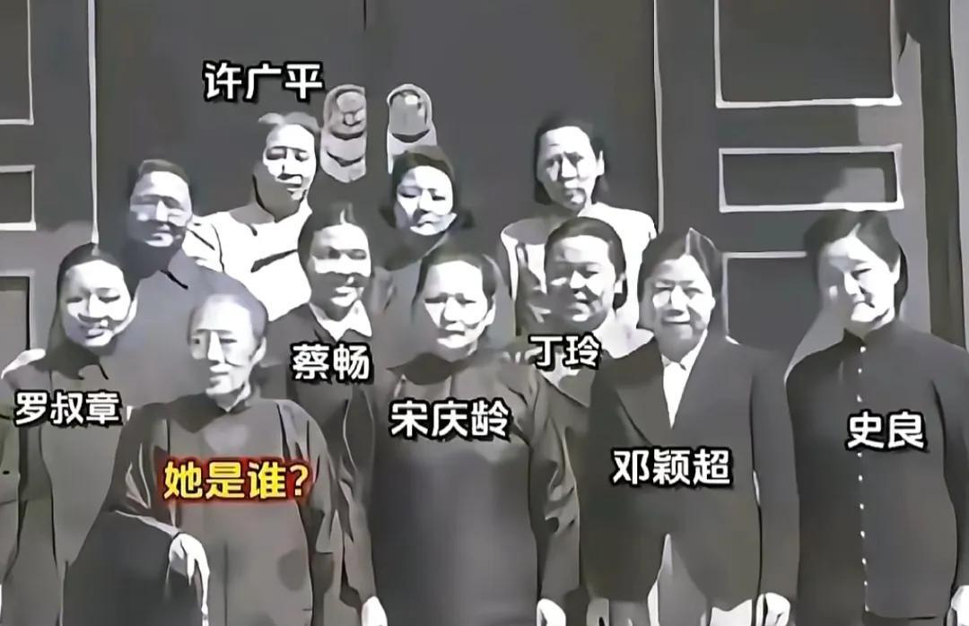 这张拍摄于1949年的照片，珍贵至极。
宋庆龄先生左边这位是何香凝女士。