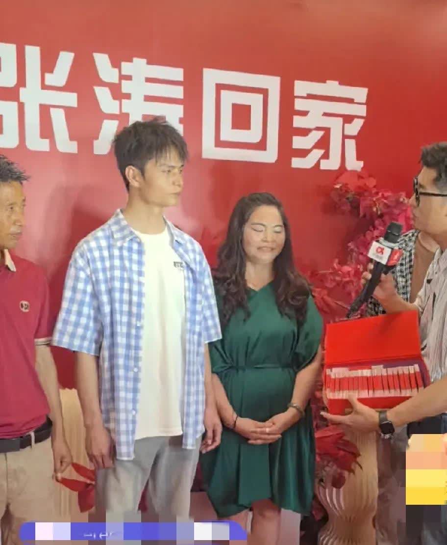 这是一个苦命的孩子，他和解清帅的经历近似。四岁时被人贩子拐到广东梅州，被养家爷爷