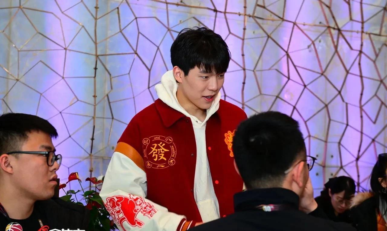 青岛男篮这赛季的表现很是跌宕起伏。就像之前客战福建，本想赢下重回季后赛区，却背上