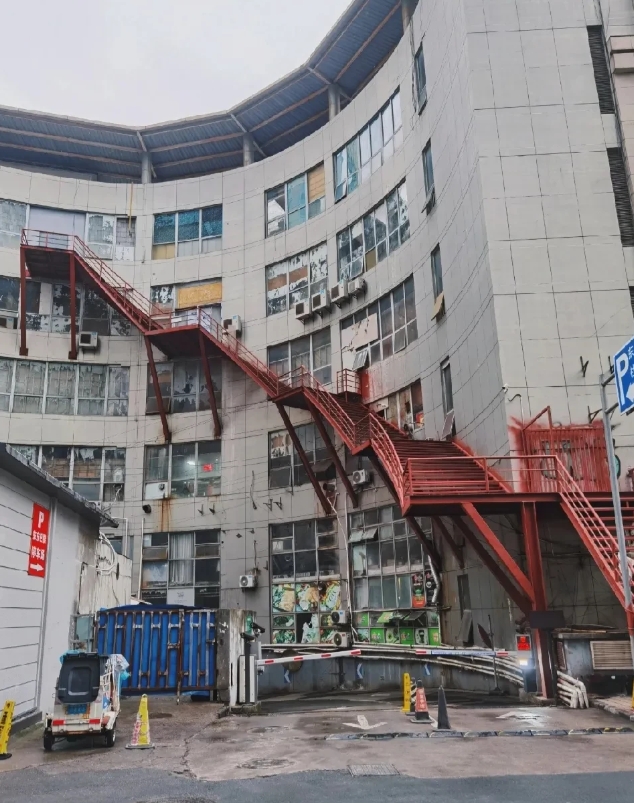这样加装的楼梯安全吗？