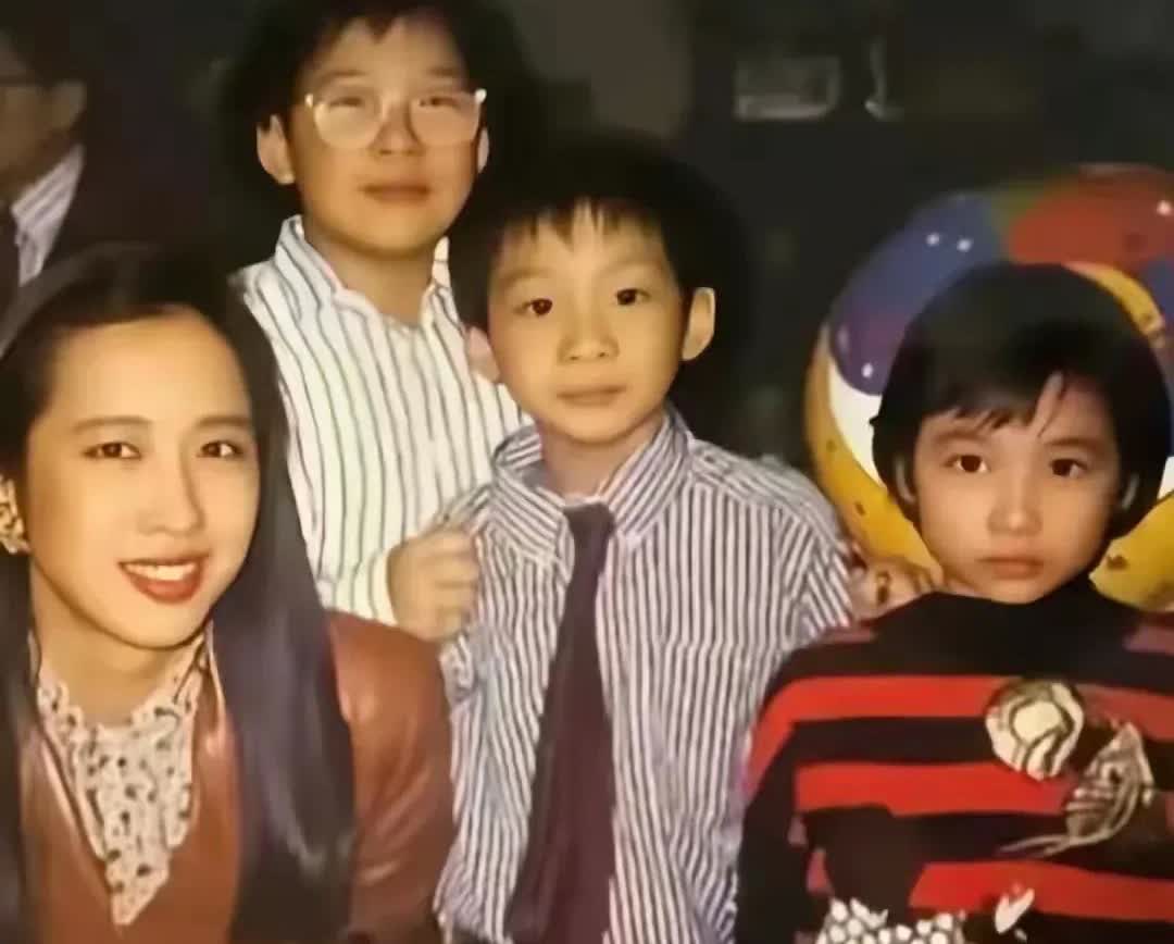 这是香港富豪霍震霆的前妻朱玲玲与三个儿子——霍启刚、霍启山、霍启人罕见同框的画面