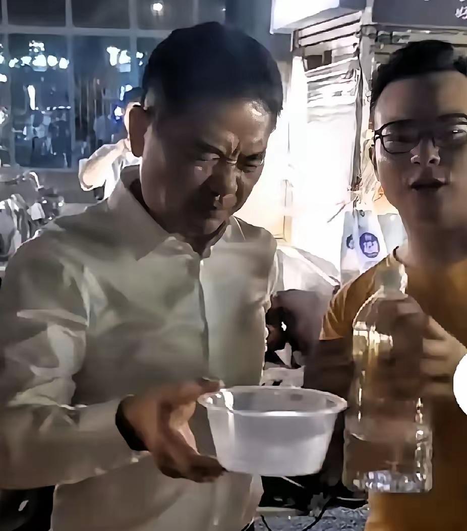 大老板衣锦还乡，最快乐的事莫过于大碗喝酒！都说身处巅峰的大佬都是孤独的，那是因为