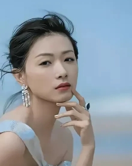 她是娱乐圈中最干净的女明星，虽然长相一般，和漂亮真的沾不上边，但是她坚持自己的原