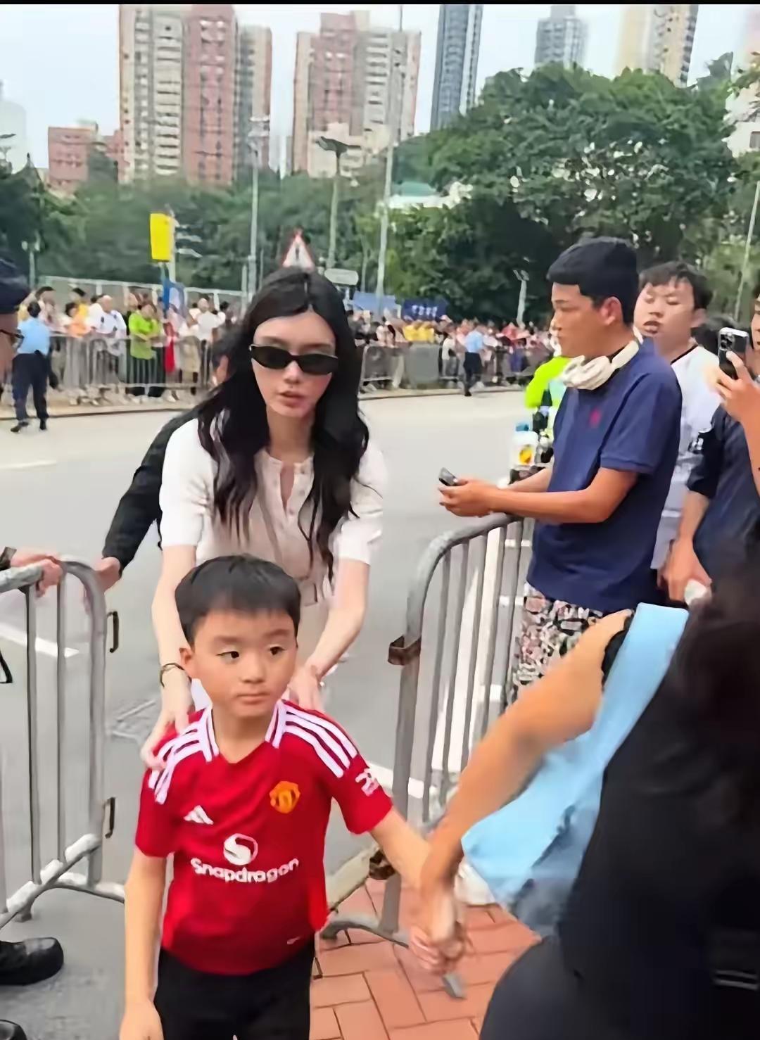 儿子随妈，一点也不假
奚梦瑶的儿子跟她简直一个模子里刻出来的
她是名模，身材好