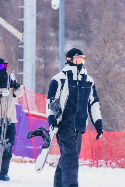 谢霆锋2026巡演官宣！首站深圳3.21-3.22开唱，怀疑哥是冲室内滑雪来的