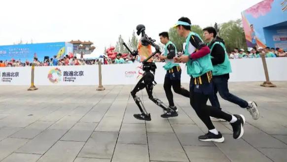 人类跑者与机器人跑者在赛道上同台竞技，究竟有何不同？