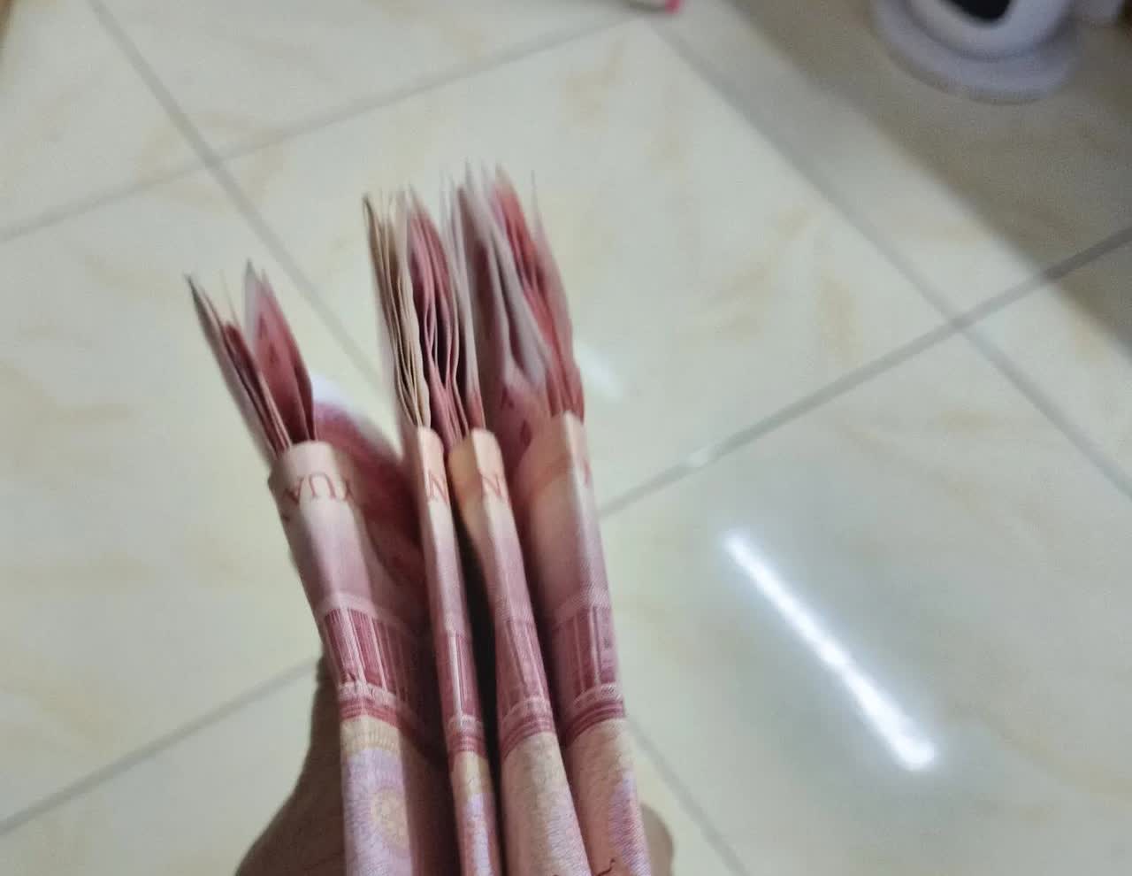 这个月现金挣了4千，微信挣了4千，总共就存了8千块，以前是花钱大手大脚的，不懂得