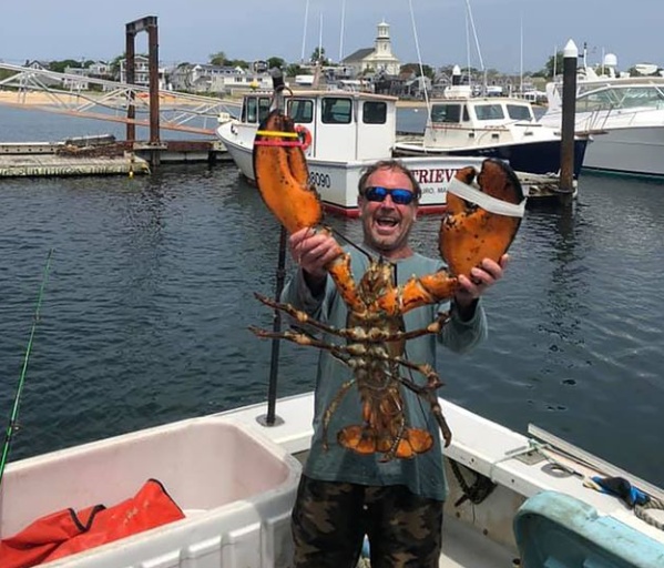 2021年，美国潜水员在海底捕捉龙虾，却被15米长的座头鲸整个吞下，这惊险的一幕