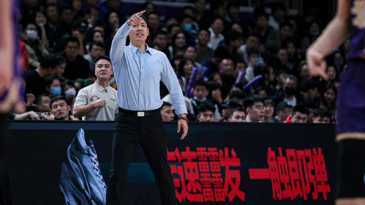 CBA最新消息，卢伟辟谣洛夫顿离队，北控留堂开会 张庆鹏很不满！