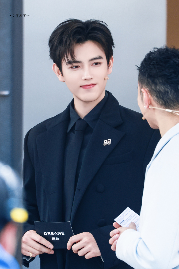 陈飞宇今日活动路透图
笑起来太甜了