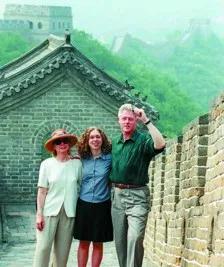 1998年6月28日，时任美国总统的克林顿在访华期间，偕同家人参观长城。