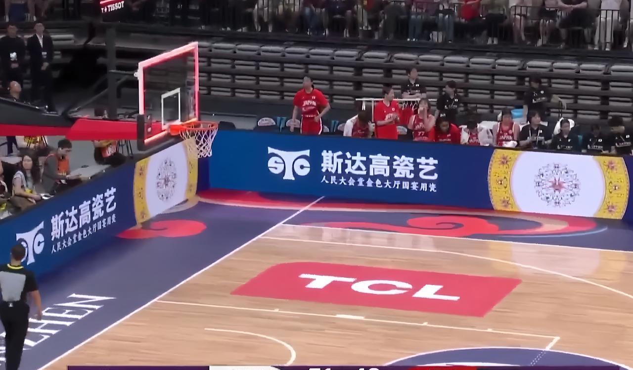 随着上半场结束前中国女篮打出一波10比0的小高潮，成功在半场结束时以51比49反