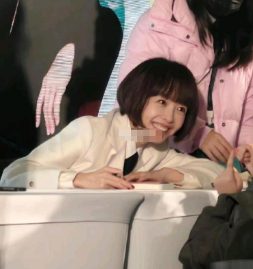 没有人告诉我鲁豫线下长这样...... ​​​