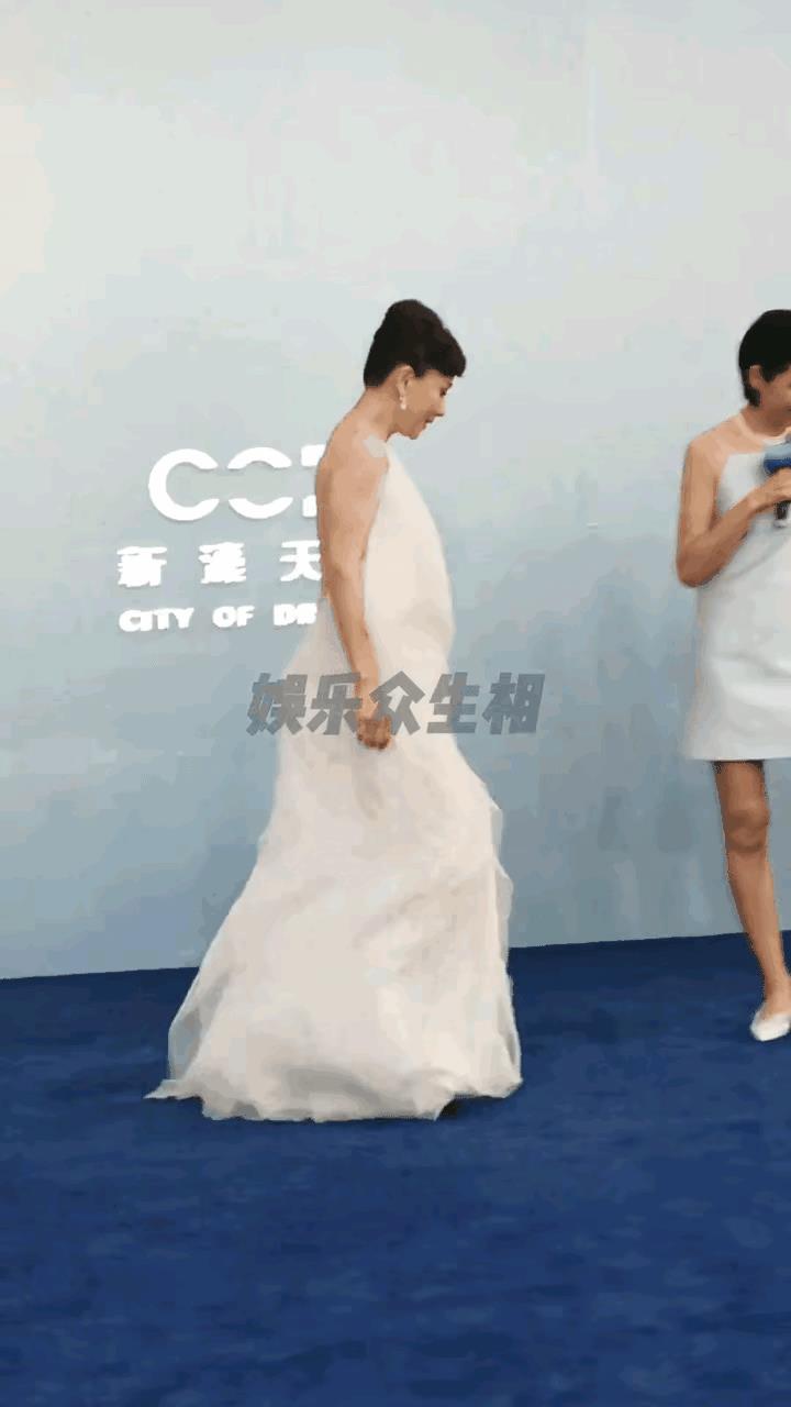 刘嘉玲大姐这是要誓把性感进行到底的劲头。
整个后背一览无余，真担心突然发生什么意