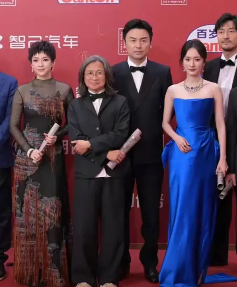 章子怡会输给杨幂
我觉得最大的原因
不是因为发型，也不是因为年龄，而是她这套衣服