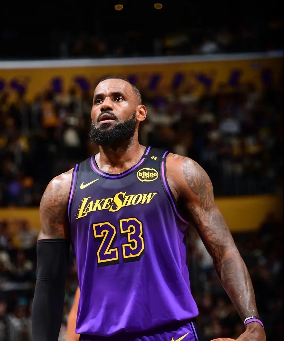 詹姆斯的NBA生涯堪称“史诗级攻略”，连续8年解锁总决赛副本，抱走4座奥布莱恩杯