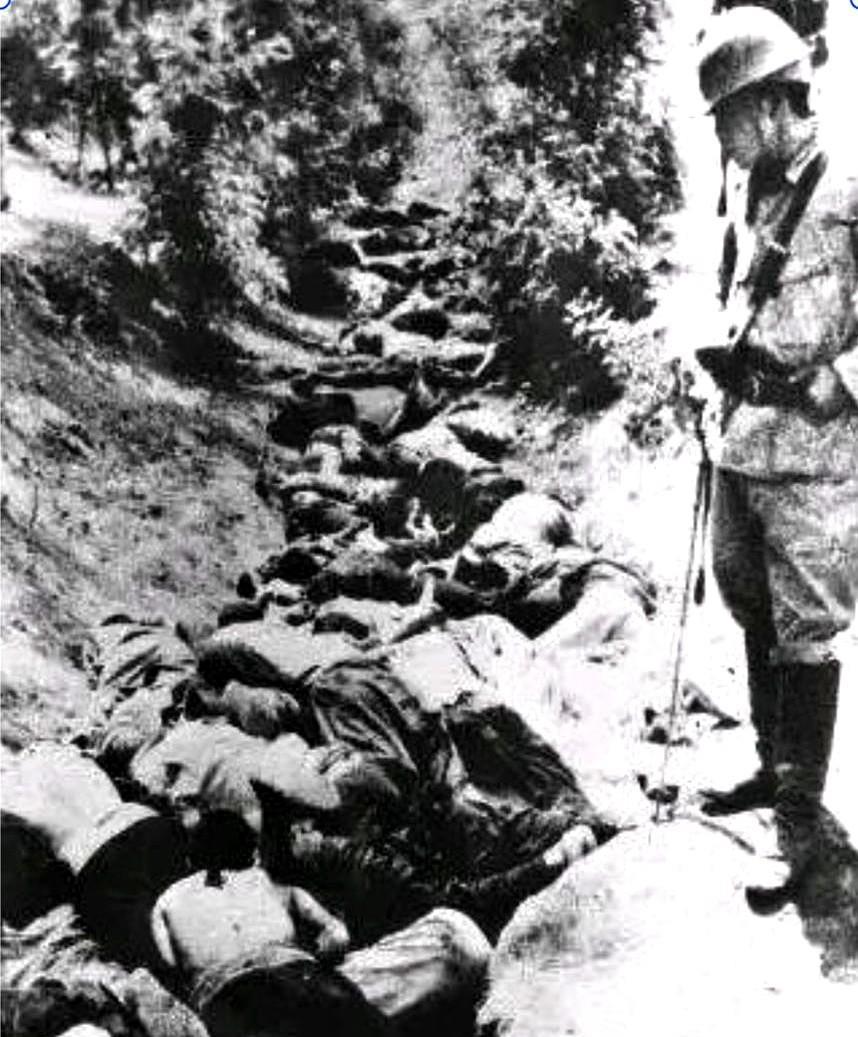 1940年，八路军一营被日军三面包围，营长竟诈降，还故意扔枪。
急的一个连长大喊