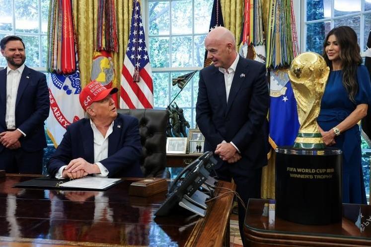 已经实锤了，国际足联就是美国的跟屁虫，特朗普坐着颐指气使，因凡蒂诺只能站在旁边点