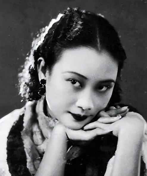 1943年，醉酒的戴笠偷偷前往女明星胡蝶的住所，在外面转悠了几圈，抽了支烟便趁机