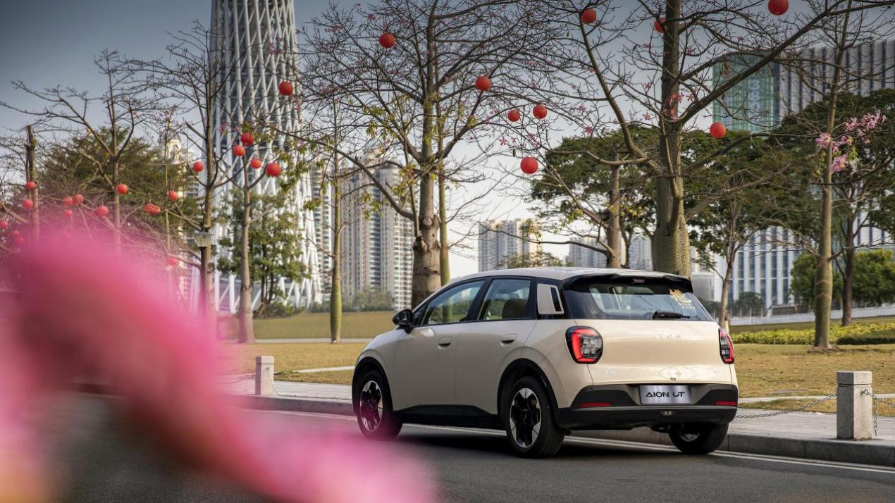 2025纯电小车怎么选？6.98万起的埃安UT真香预警！