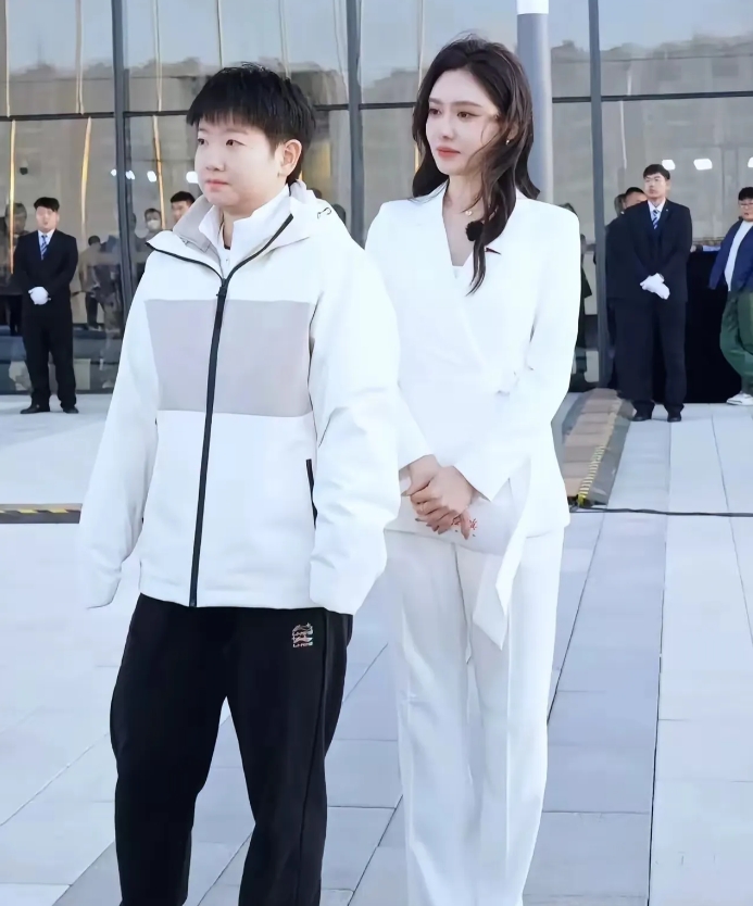 孙颖莎和美娜还一起出席过活动，

那天很冷，美娜穿的很少。
莎莎穿着冲锋衣就去了