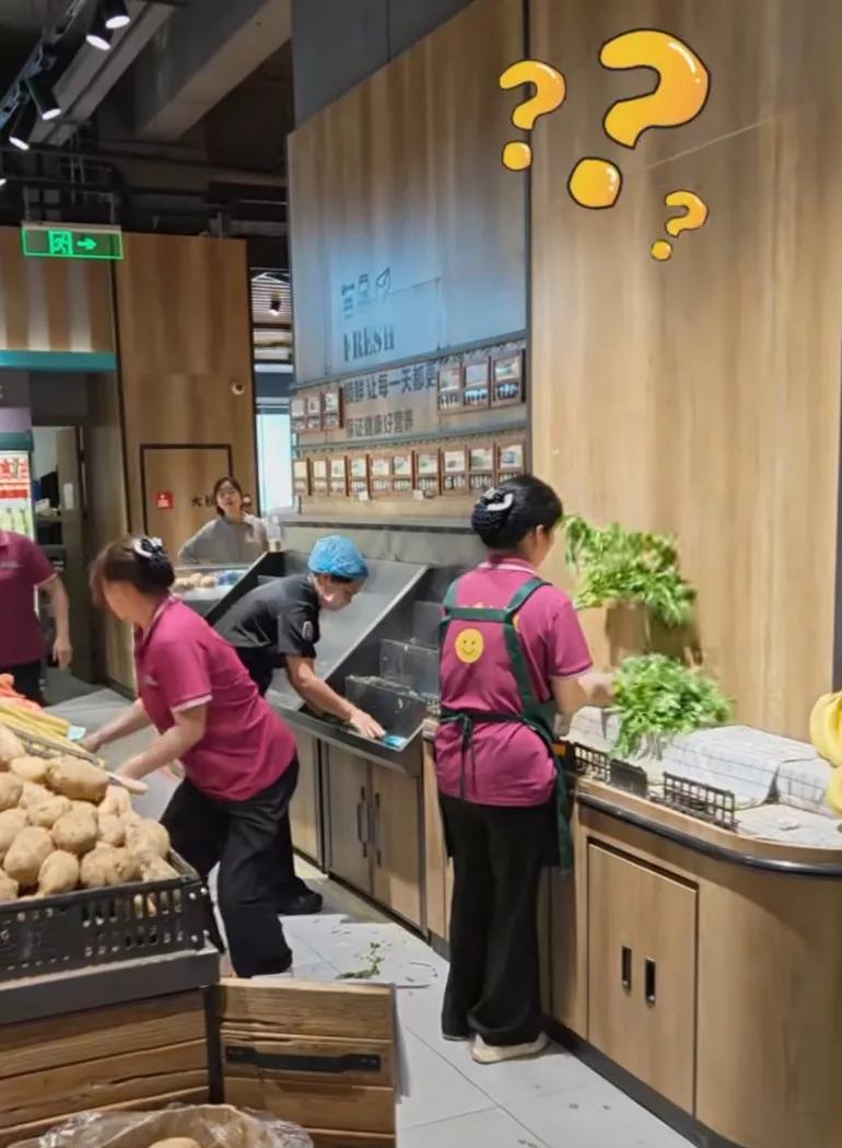说是检查人员到了，紧急收蔬菜，藏那么快，不会是药物浸泡过的吧？其实别的超市也这样