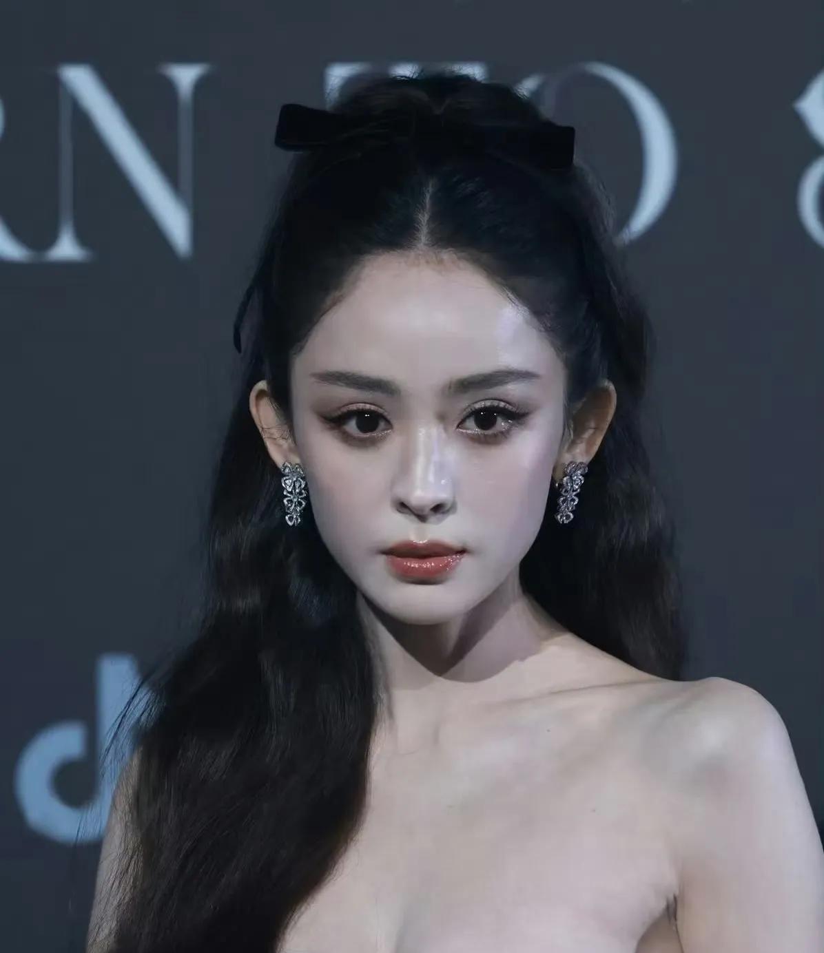 这才是现实里看到的古力娜扎，
