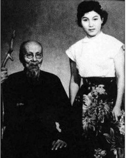 1952年的一天，齐白石已经快90岁了，他不知哪里来的力气，一把将25岁的新凤霞