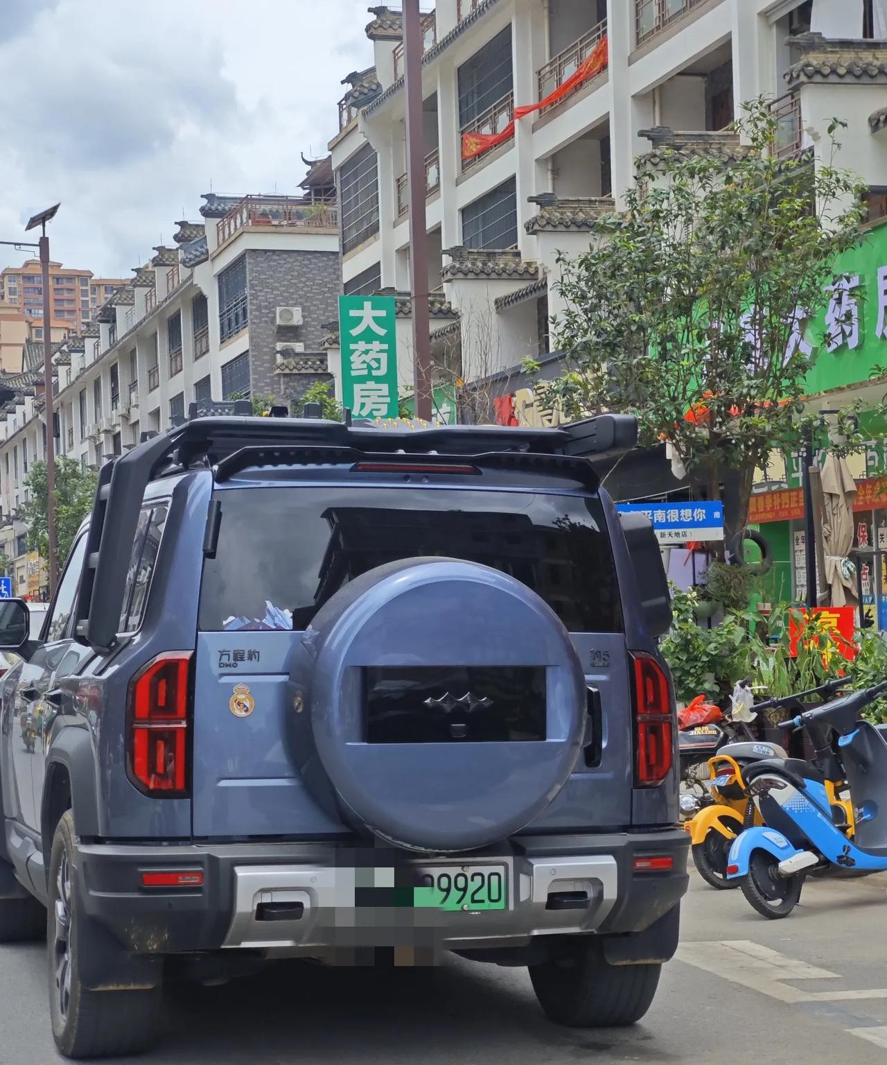 方程豹汽车已经在广西小县城开始“烂大街”了！今天就是来着小电驴出去买个菜，在路上