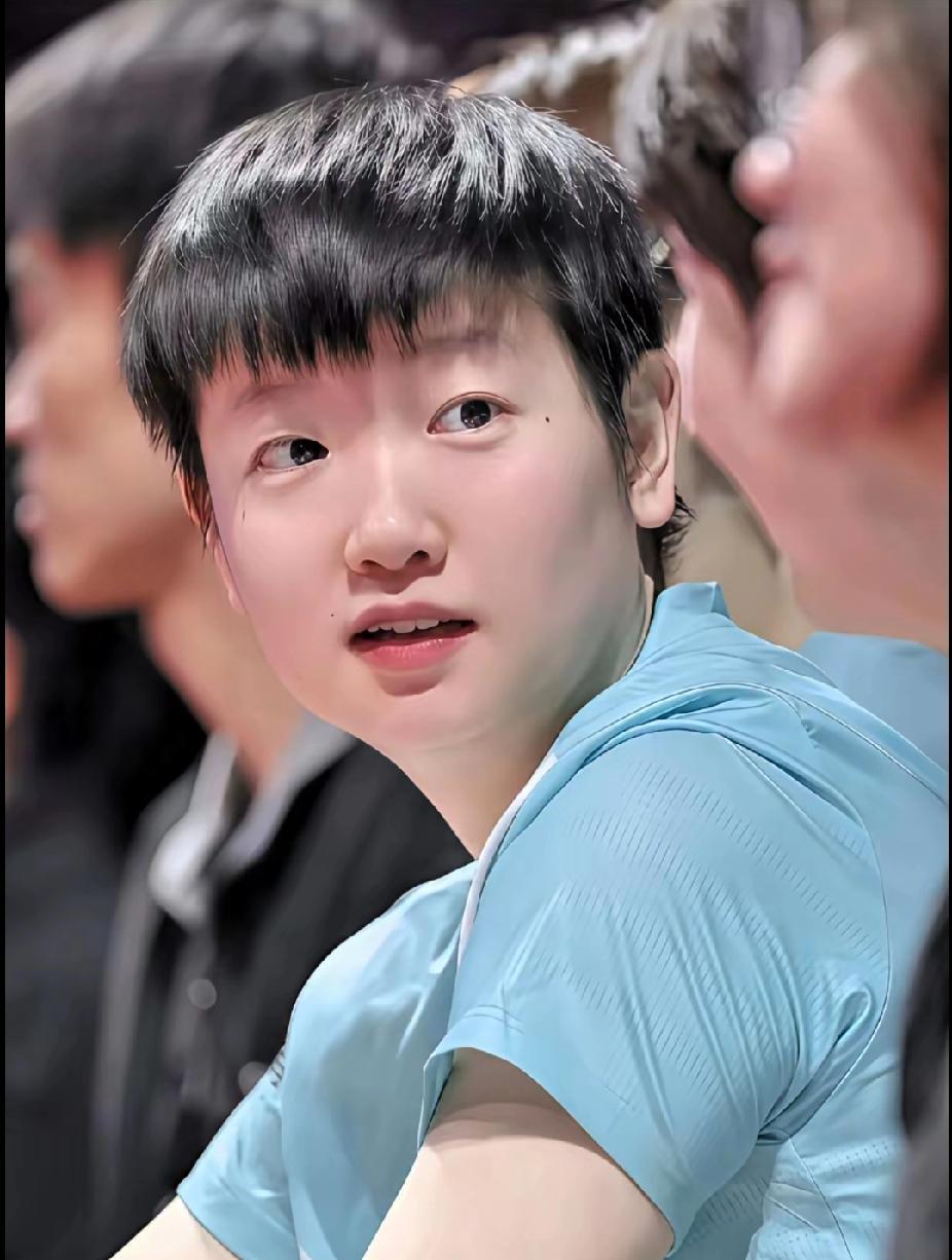 孙颖莎乒超赛场绝美瞬间
在乒超联赛乌鲁木齐第三阶段的赛场上，孙颖莎被球迷镜头捕捉