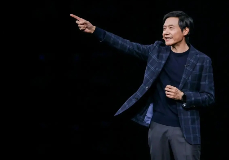 两会代表让雷军第一个出场，企业家座谈会也是雷军第一排，都不用说百年后教科书会不会