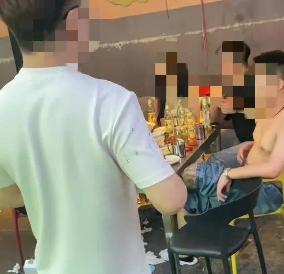 辽宁街头三个女子吃烧烤没钱买单。

只有两百多元饭钱，这如何是好。

女