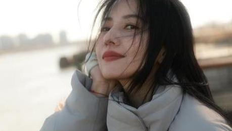 高圆圆素颜现身街头，赵又廷暖心护妻，夫妻甜蜜如初真羡慕！
