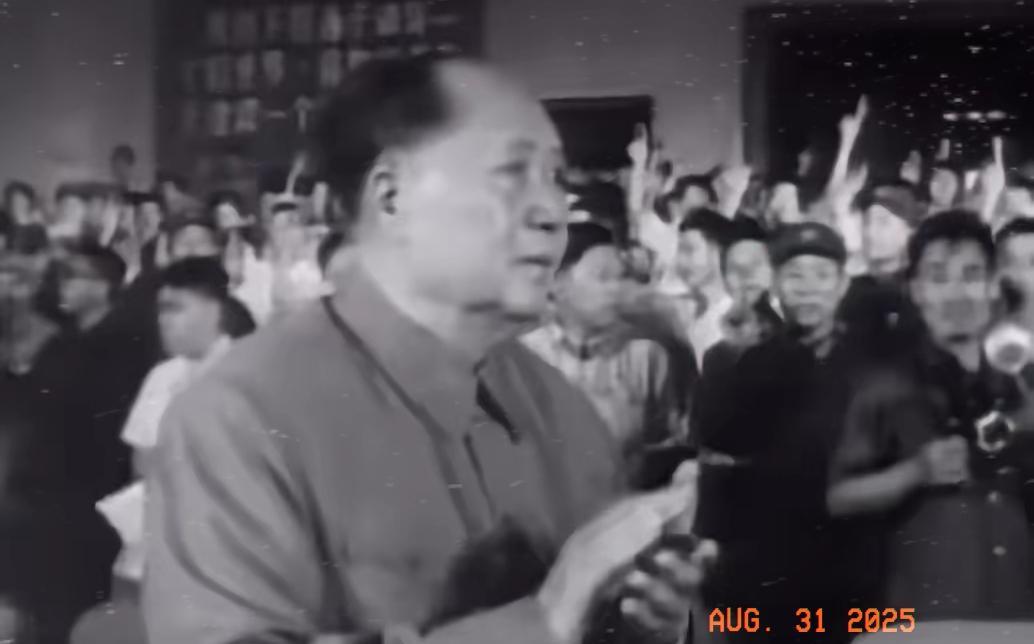 记忆中的老照片。
一代天骄，怀念伟人毛泽东，情天下了一场及时雨，禾苗挂满了泪珠。