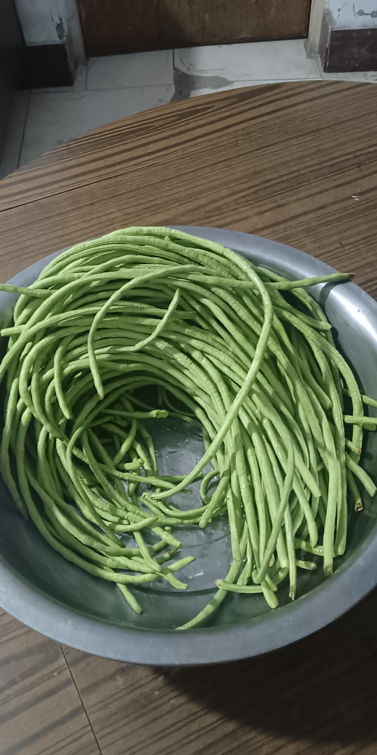 我家有个亲戚是跑运输的
天南地北的跑
前天说到拉豆角
从某一个地方运到卸货地
装