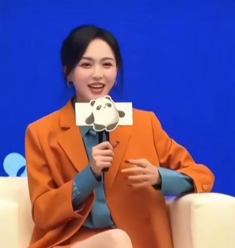 金熊猫奖提名揭晓，唐嫣橙装现身，以《繁花》“汪小姐”角逐最佳女主角。
9月13日