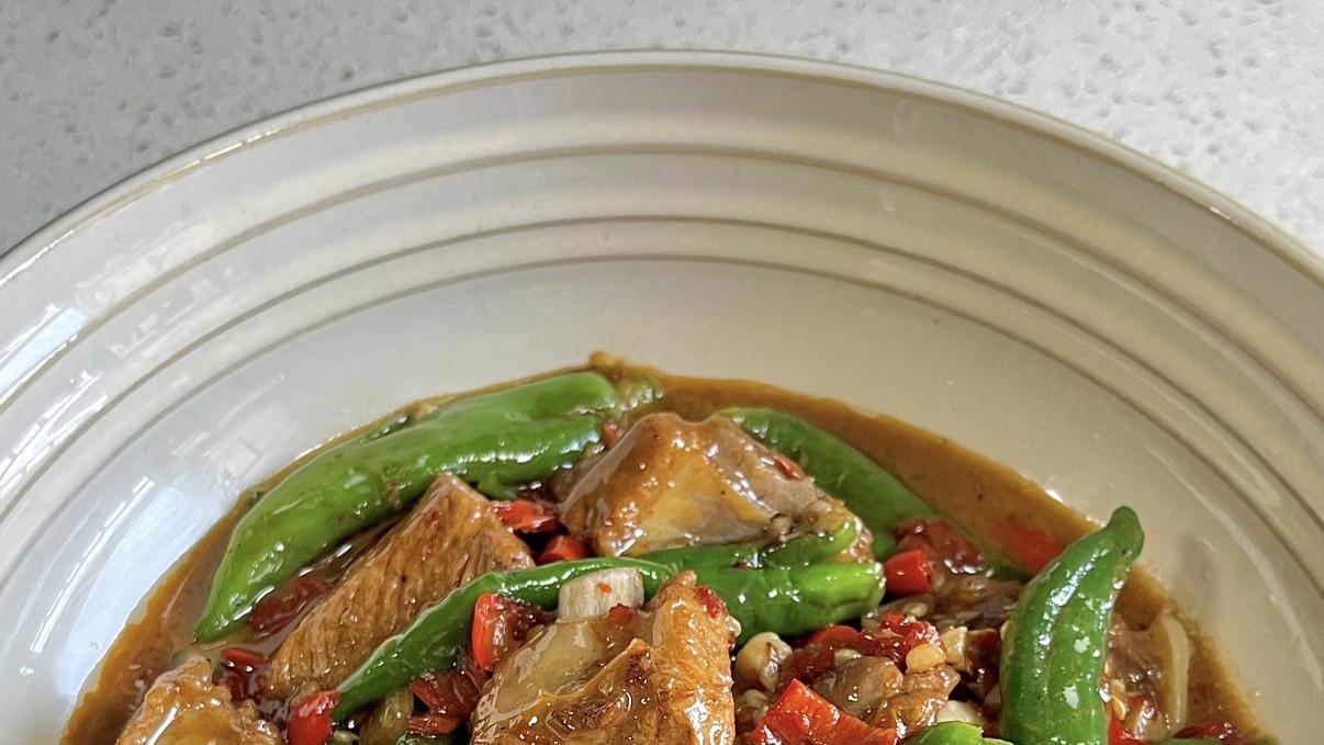 每次做这个擂辣椒排骨，都得多煲点饭，一口排骨一口辣椒