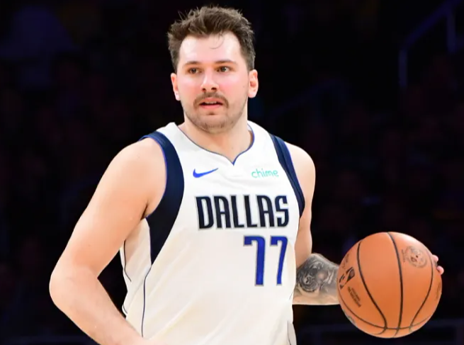 东契奇拿的最高的世界级别赛的冠军，欧锦赛冠军，你们回顾一下他是怎么打的！？
当时