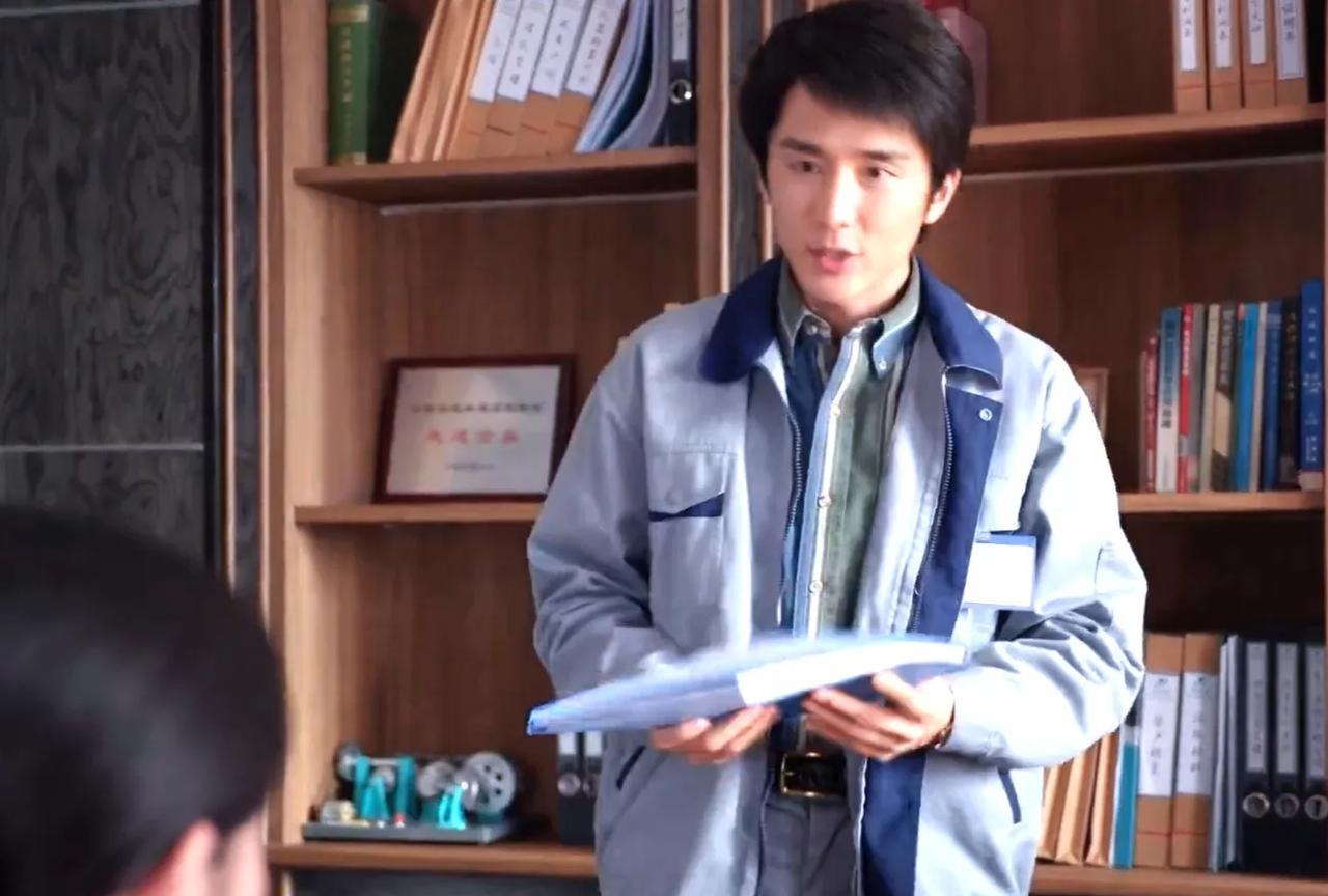 《淬火年代》:柳钧东海集团中标，受到宋运辉的赏识…
柳钧（张新成饰演)主动联系了