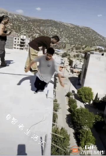 不得不承认，这才是真正的“骨灰”级玩家！就是不知道，这位老外掉下去疼不疼啊……网