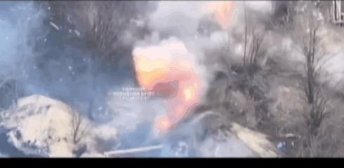 近日，一段由俄军士兵拍摄的战场视频在社交平台引发热议：两名乌士兵冲进俄军战壕，遭