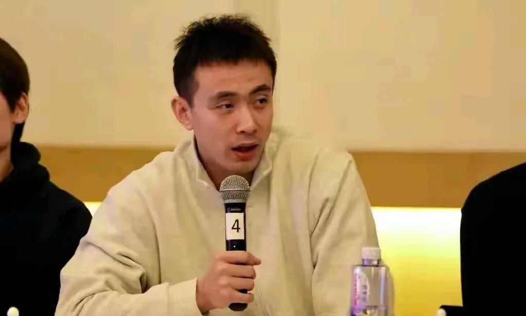 中国篮协举办了第10届中国篮协委员会会议。
现役和退役球员参加了会议。
运动委员