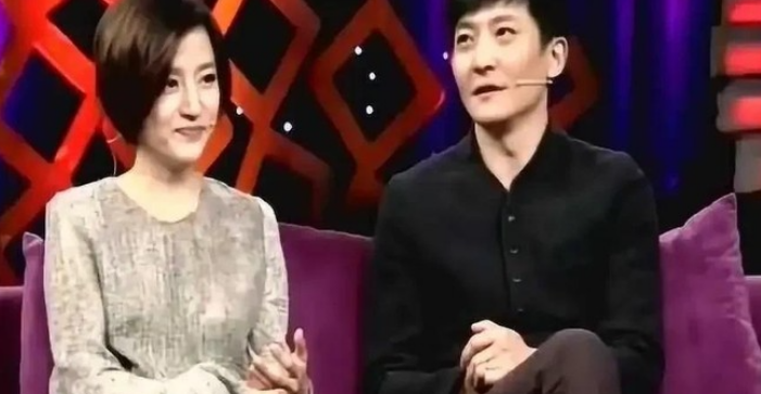 节目中，主持人问郭京飞家里谁管钱，郭京飞一脸坏笑道：“我们的钱都在陆毅老婆那里！