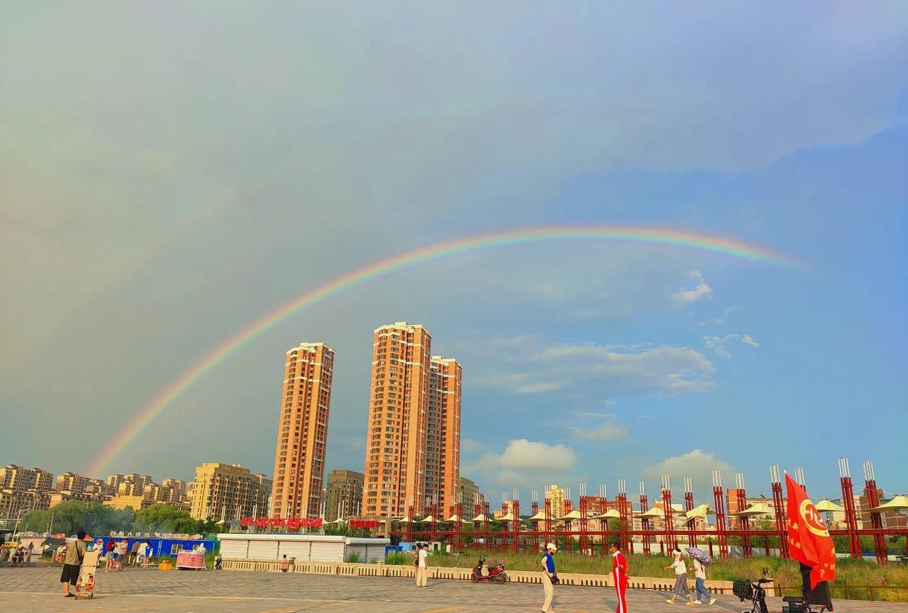 速干体恤穿在身上都觉得烤的慌，现在公园人还不算太多！等一会太阳落山附近出来凉快，