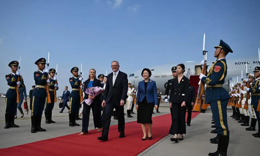 澳总理阿尔巴尼斯访华，强调中国为澳最大贸易伙伴，推铁矿石、旅游等合作。
在北京会