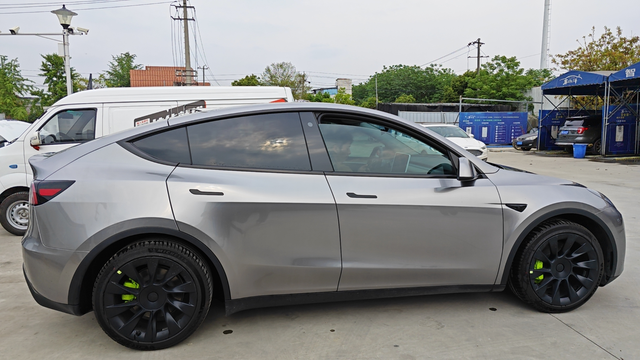 说几点问题4000公里
1.雨刮器智障
2.天窗晒
3.座椅会被防晒霜染色，把手