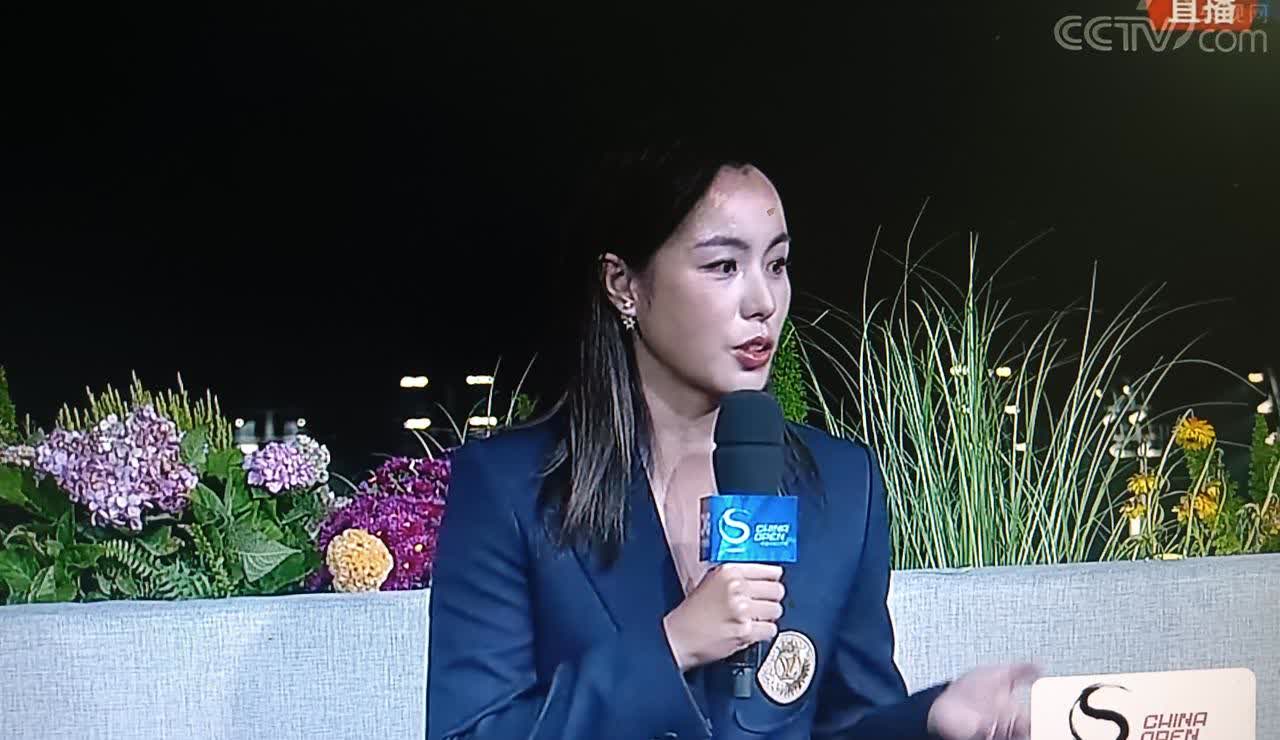演播厅里的王蔷。

提起中国网球女选手，一定绕不开王蔷。她曾夺得2014年仁